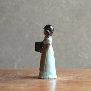 黄色いお花がかわいい、青いドレスのフラワーベース