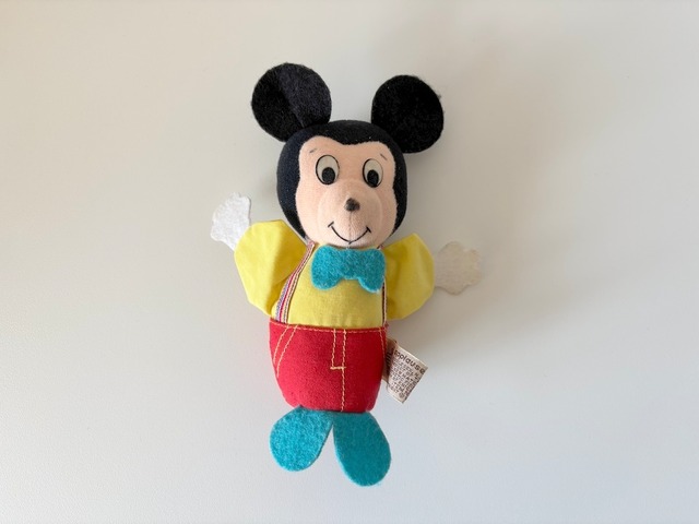 ご機嫌なミッキーの小さめのぬいぐるみ