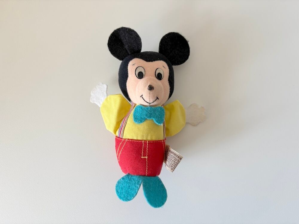 ご機嫌なミッキーの小さめのぬいぐるみ
