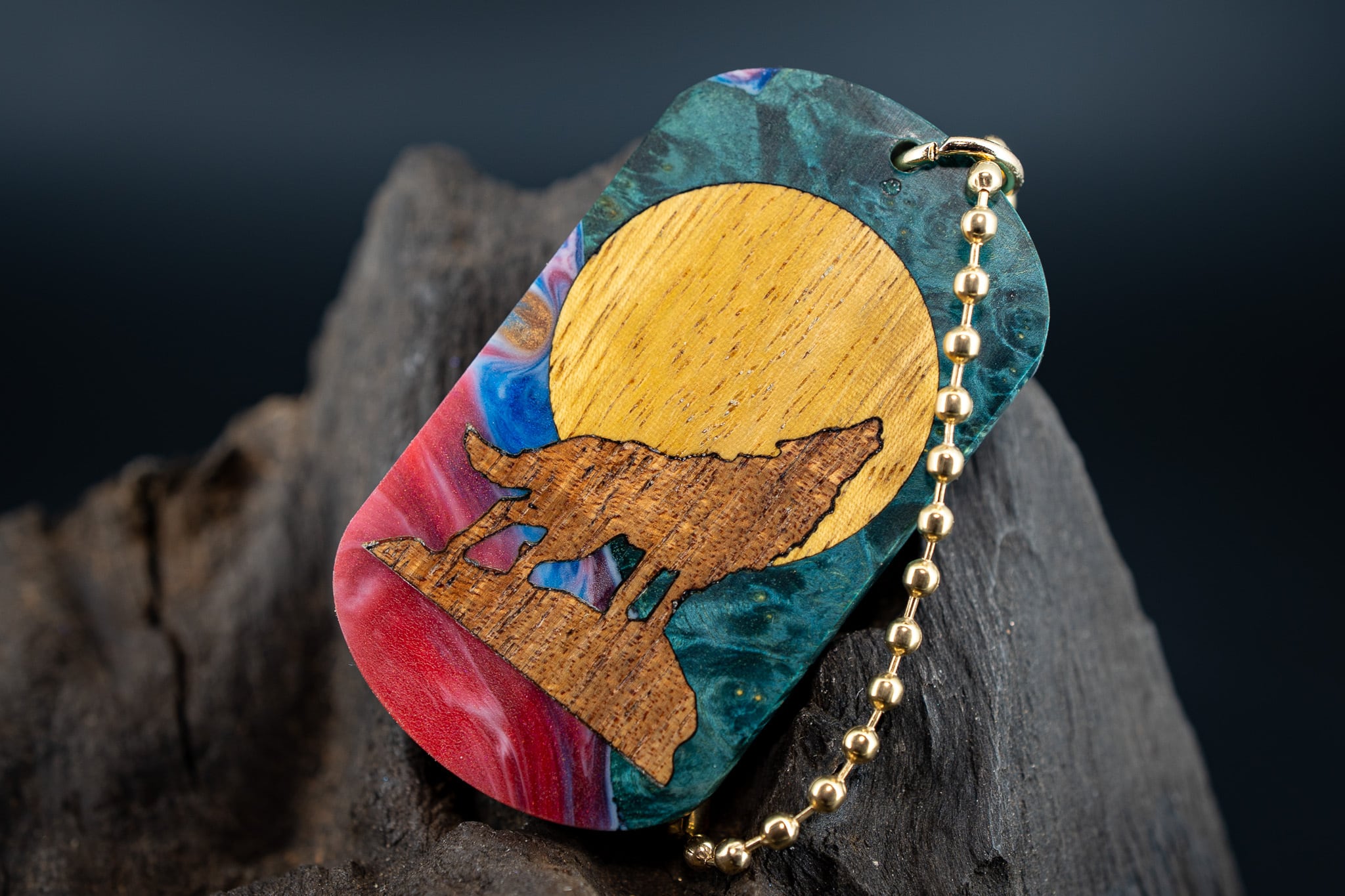 【創造性と透明美】 レジン×ウッド ドッグタグ 象嵌 月と狼