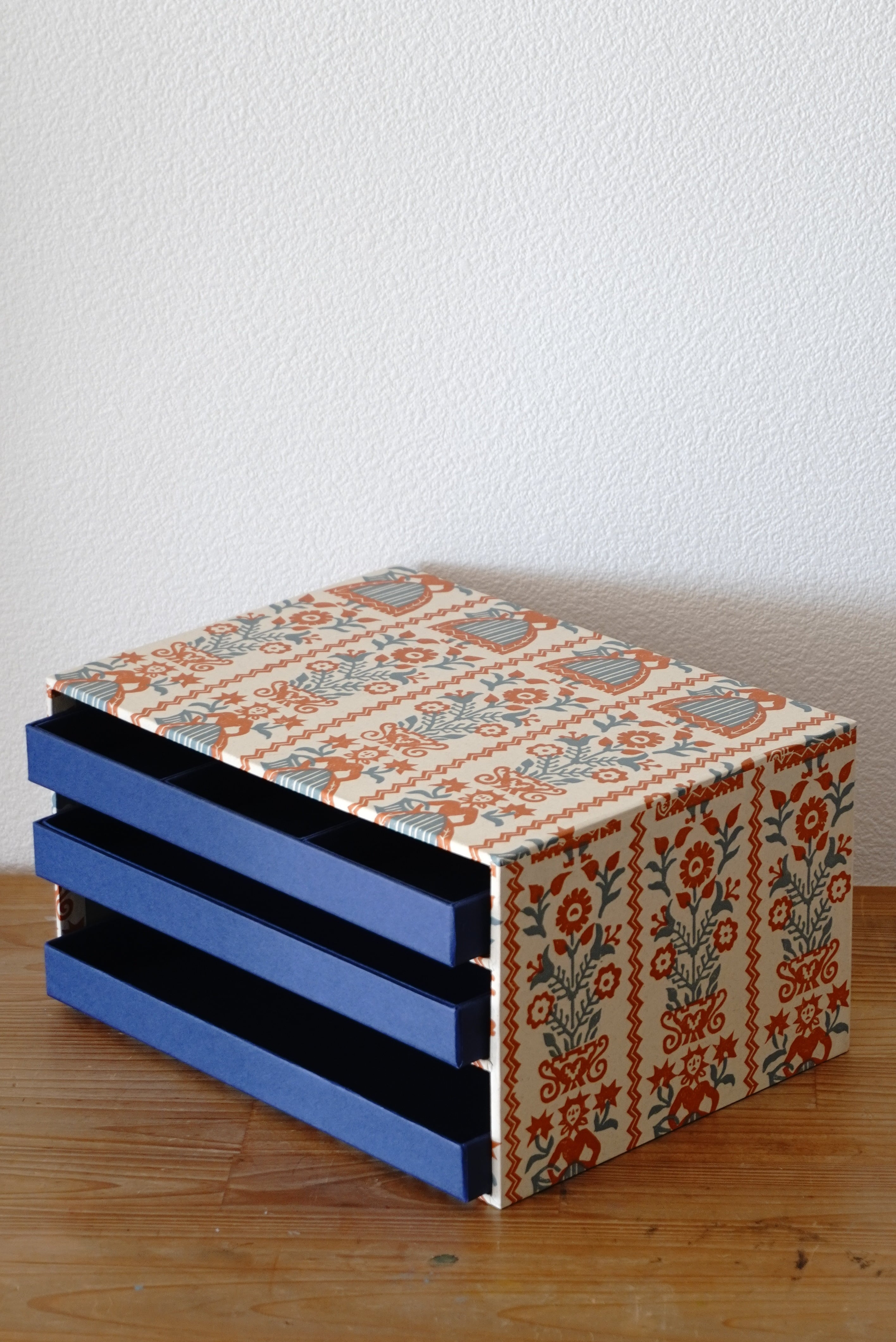 BOX&NEEDLE