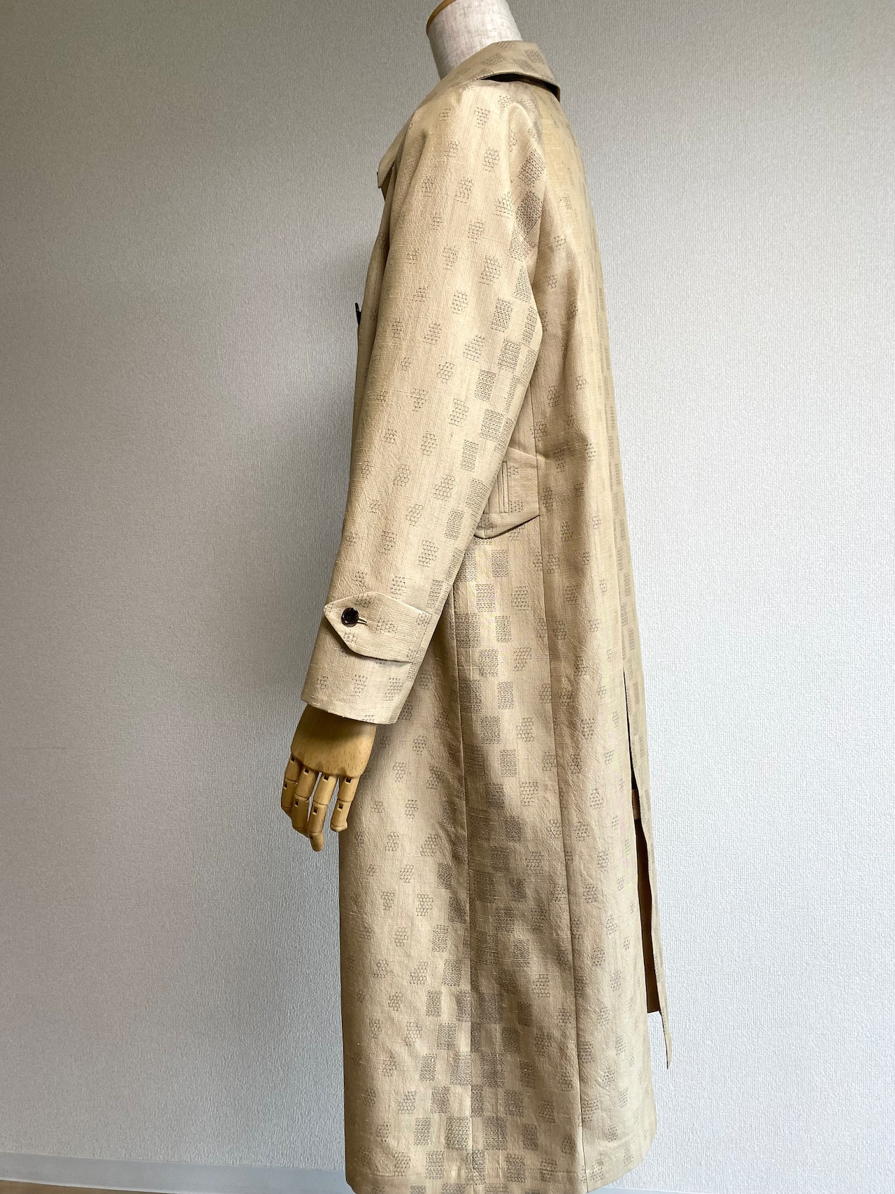 28　市松グラデーショントレンチコート