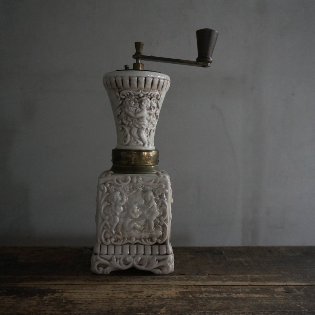 古いイタリアの陶器ミル