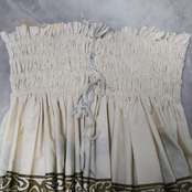 フラダンス 衣装 パウスカート エムエムジェイ ホワイト系 MMJ 日本製 シングル ゴールド系 キラキラ モンステラ柄 花柄 かわいい 華やか 鮮やか 明るい ふわふわ ハワイアン アロハ ハワイアンプリント フラ ダンス レッスン 練習 エレガント