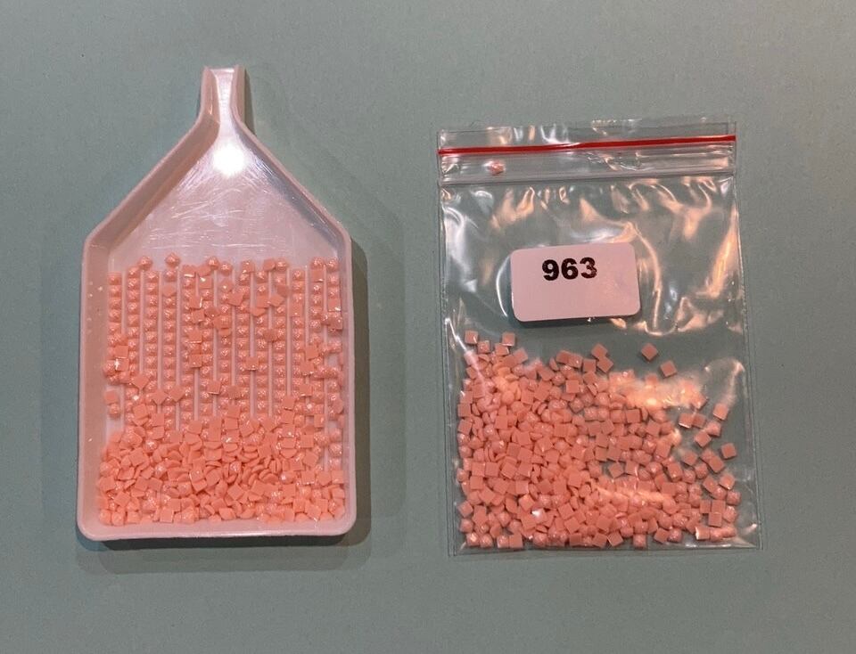 【963番】フェアリーダストビーズ⭐︎四角(square)ビーズ 5g入り