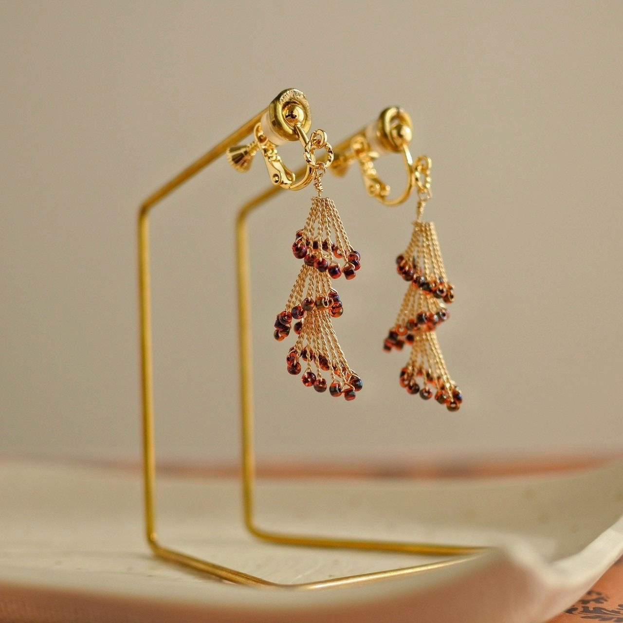 1,2月限定カラー「ざくろシリーズ」律の風（りちのかぜ）小枝耳飾り　ワイヤーアクセサリー