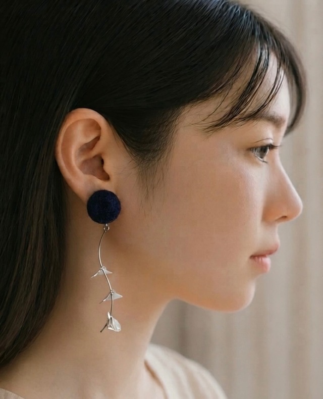 ドビークロス&コットンリネン アシンメトリーくるみピアス