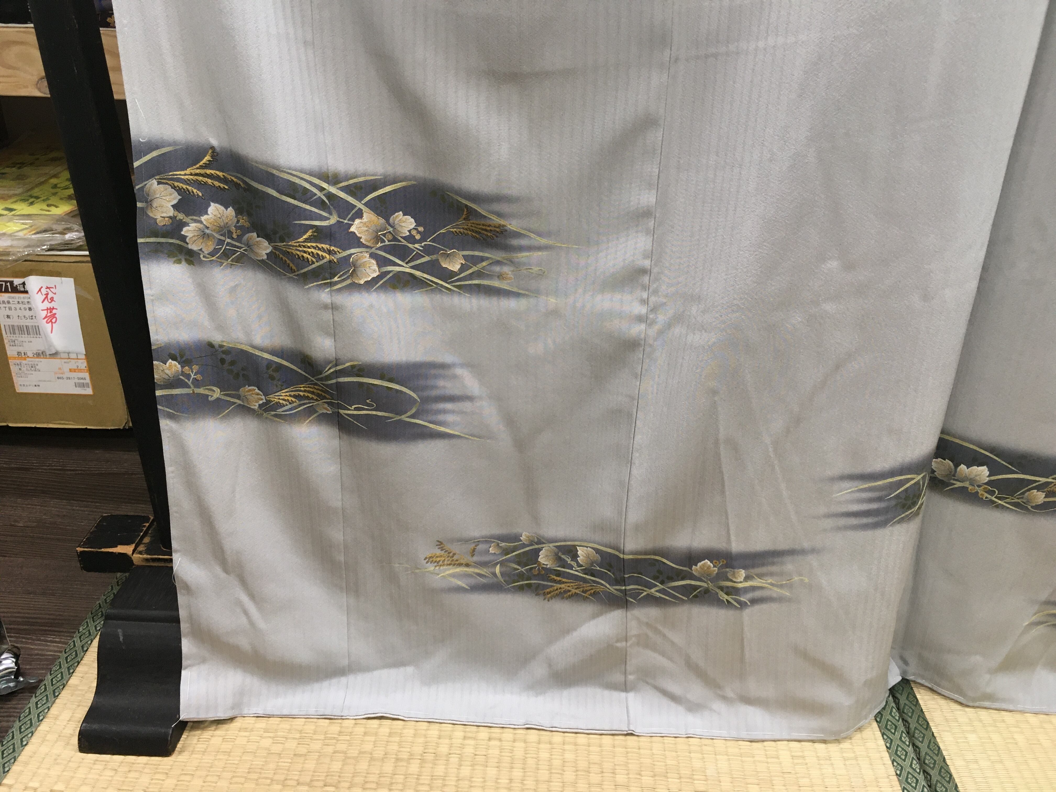 付下げ袴（うす青鼠地、鼠かすみに金の秋草）