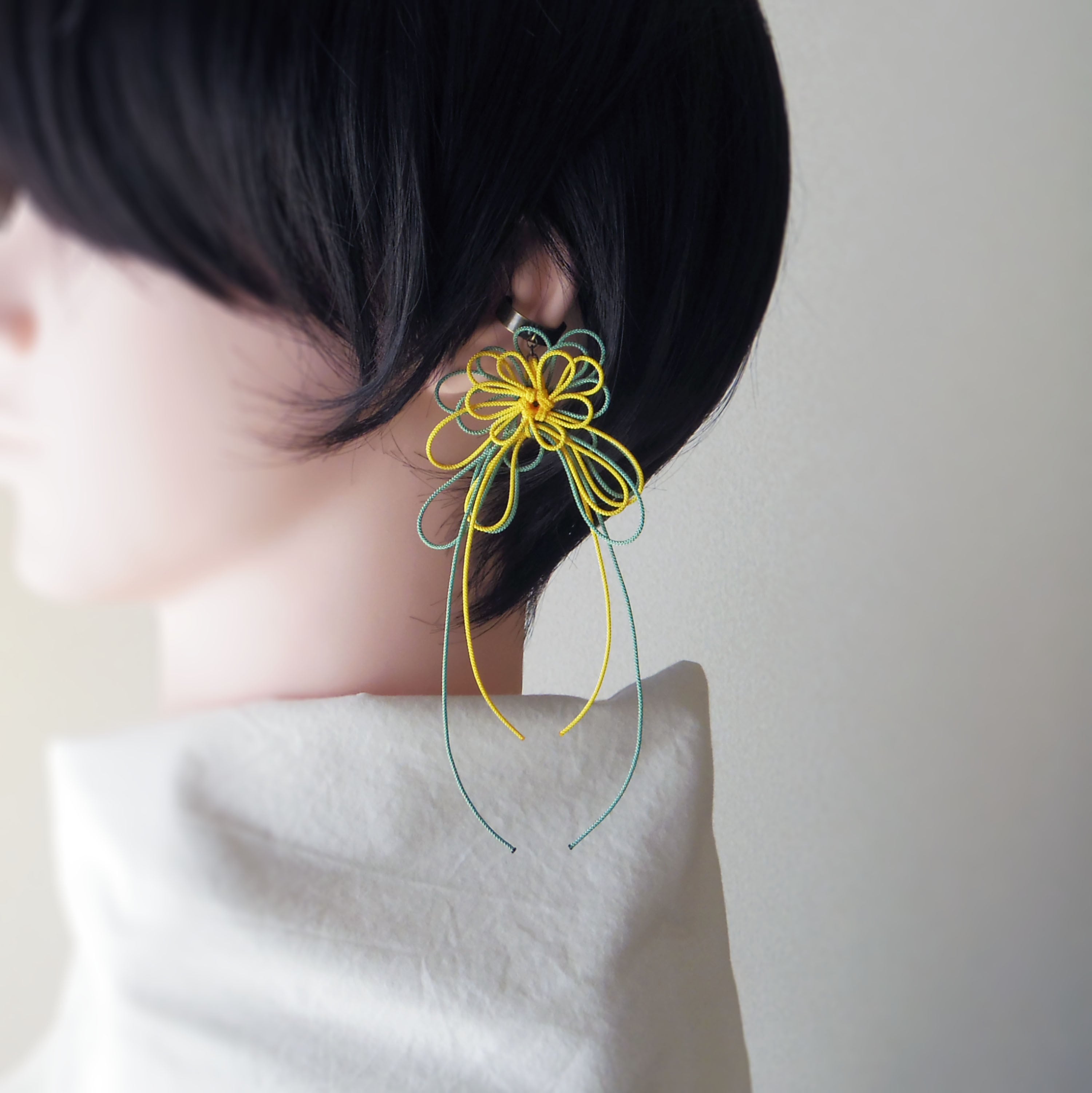 飾り結びかたっぽイヤーカフ「ふふみ、萌」(黄×淡緑)| 軽量快適に叶える和風スタイル