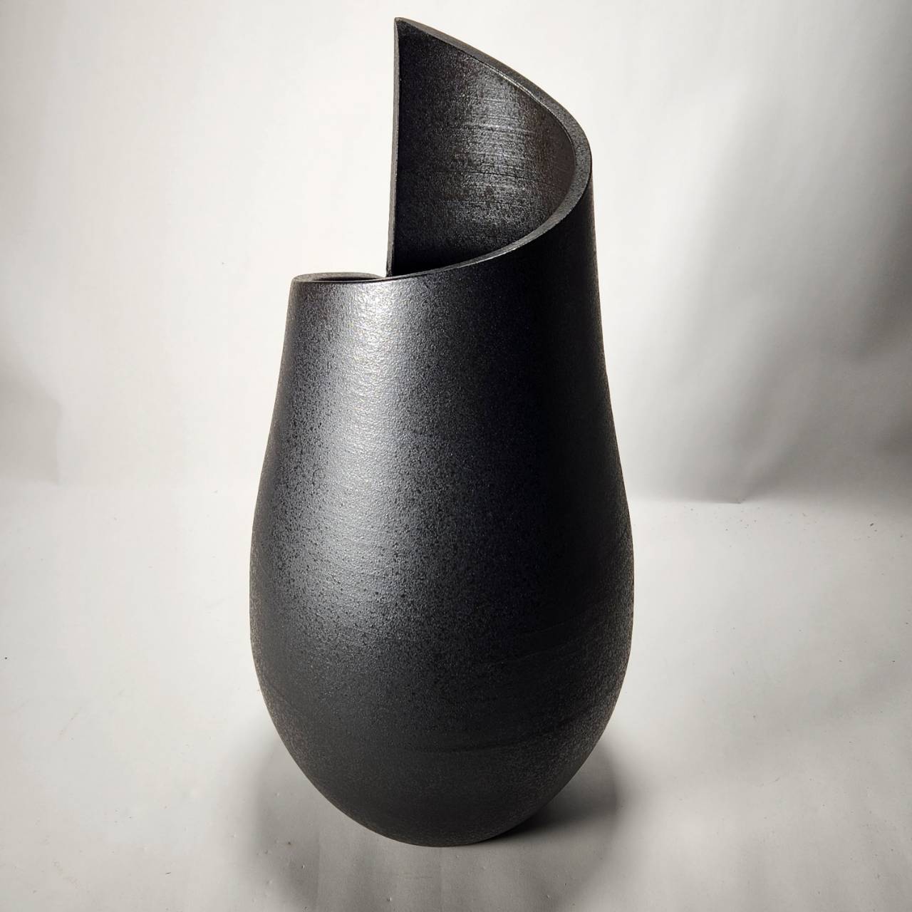 黒スパイラル花入 15号 （信楽焼き・花瓶・花入れ・花器・壺・壷