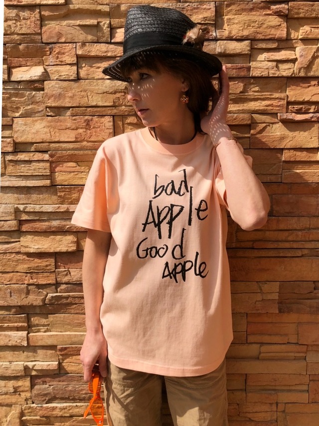 Bad Apple Good Apple Apricot Tシャツ(Black Ink)