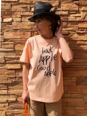 Bad Apple Good Apple Apricot Tシャツ(Black Ink)
