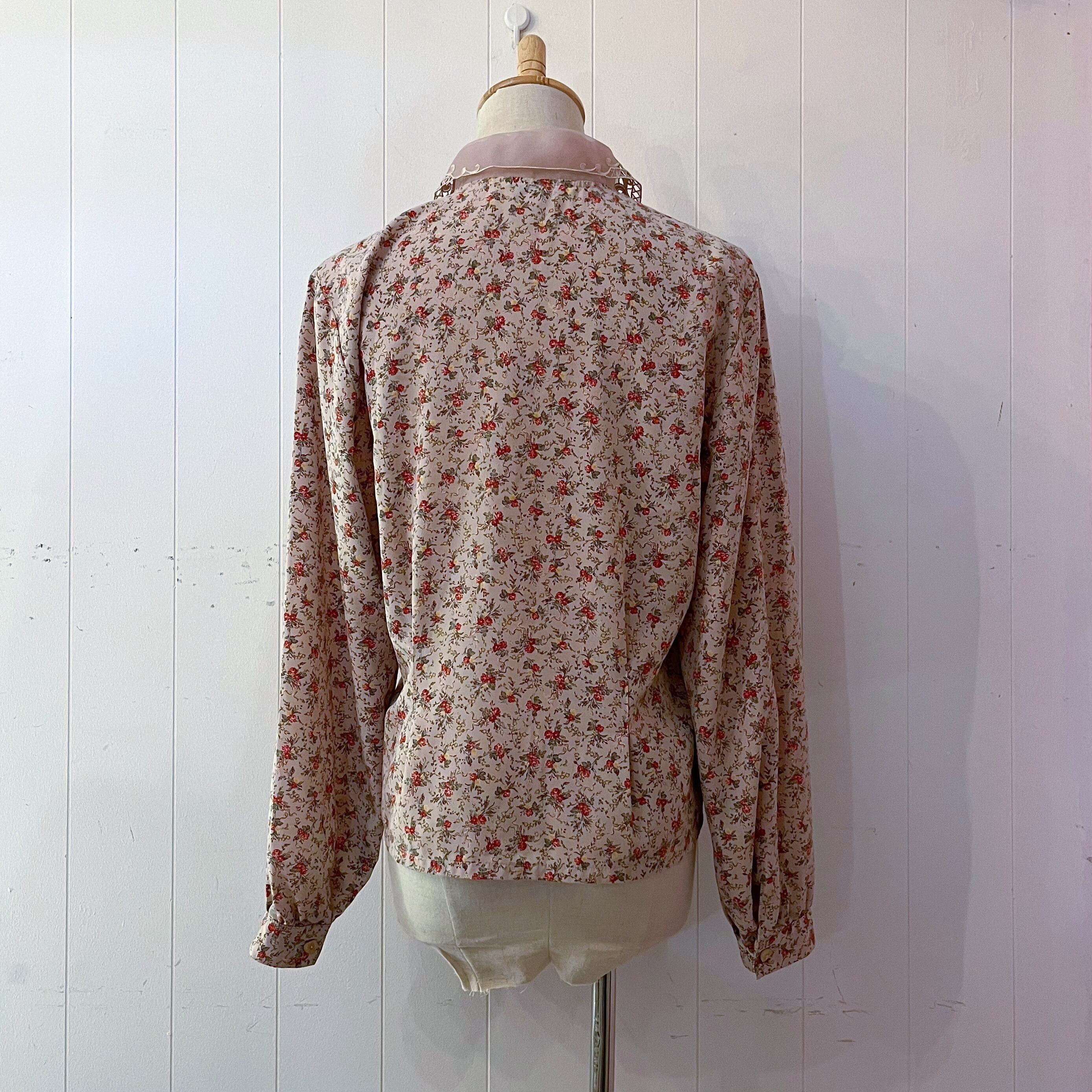flower wood button blouse