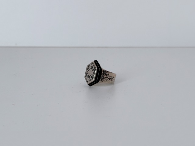 トゥアレグシルバーリング 黒檀｜菱形文様の一点ものアフリカンアートジュエリー｜Tuareg Silver Ring with Ebony | African Art Jewelry