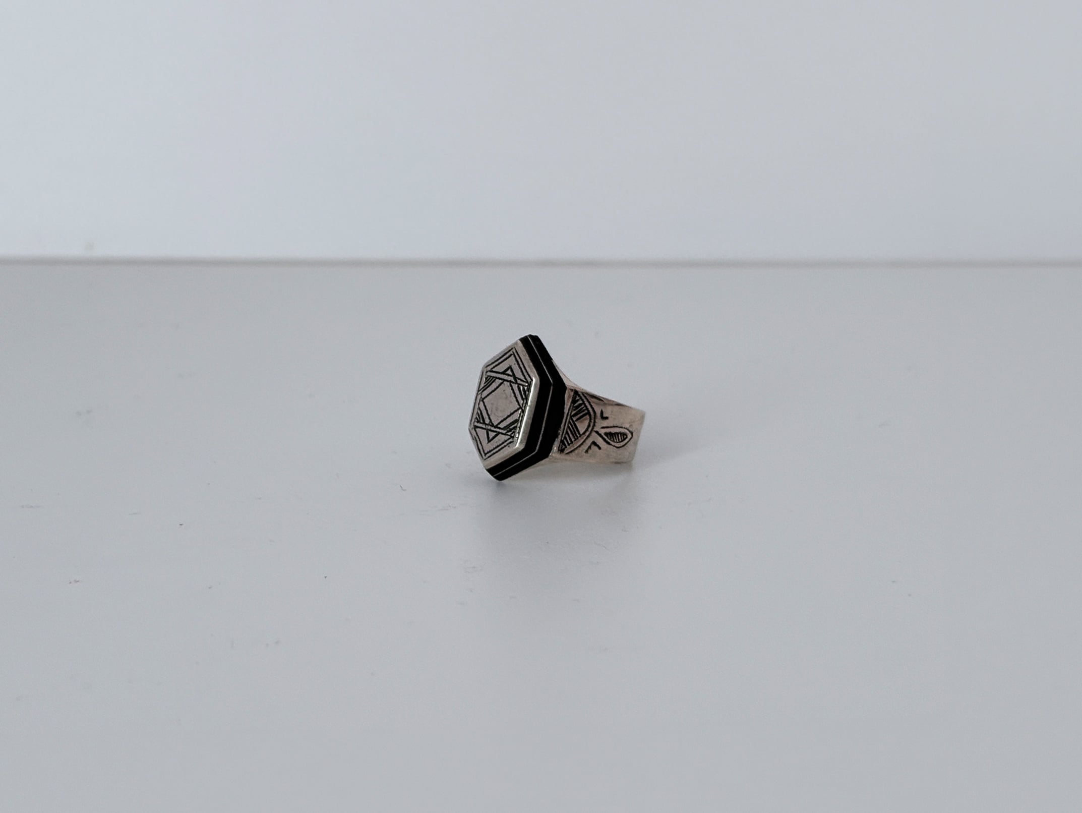 トゥアレグシルバーリング 黒檀|菱形文様の一点ものアフリカンアートジュエリー|Tuareg Silver Ring with Ebony | African Art Jewelry