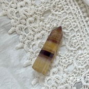 フローライトタワーC34*デンドライト入りイエローフローライトポイント*天然石インテリア*パワーストーン*置き物