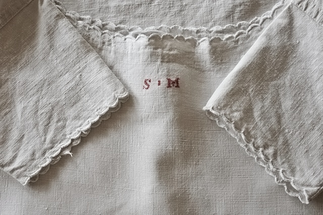 フランス 1900s 手織りリネン ルージュのモノグラムと物語的ワンピース アンティーク