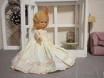 白いドレスとピンクリボンのプラスチックドール　Hollywood Doll Mfg Co. 画像1