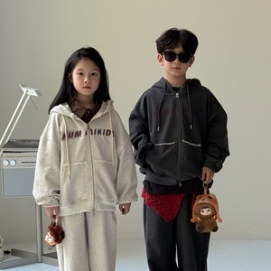 《取寄》ロゴパーカースウェットセットアップ （ホワイトグレー／チャコール） KMAI 2025秋 韓国子供服 上下セット 長袖 トレーナー ジャージ フード スポカジ （90~150cm）