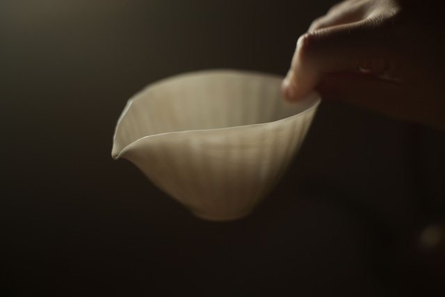 手拓薄胎白磁茶海・貝＜徳化窯＞（型作り・手押し/満水容量120cc）