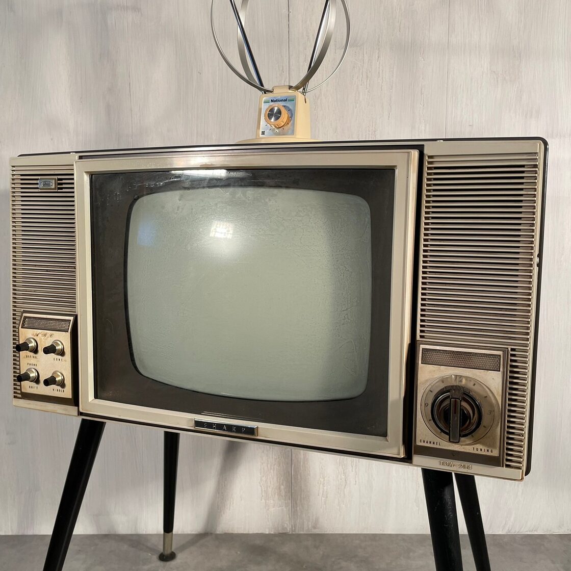 スペースエイジ感がある昔のテレビ | PAY ID