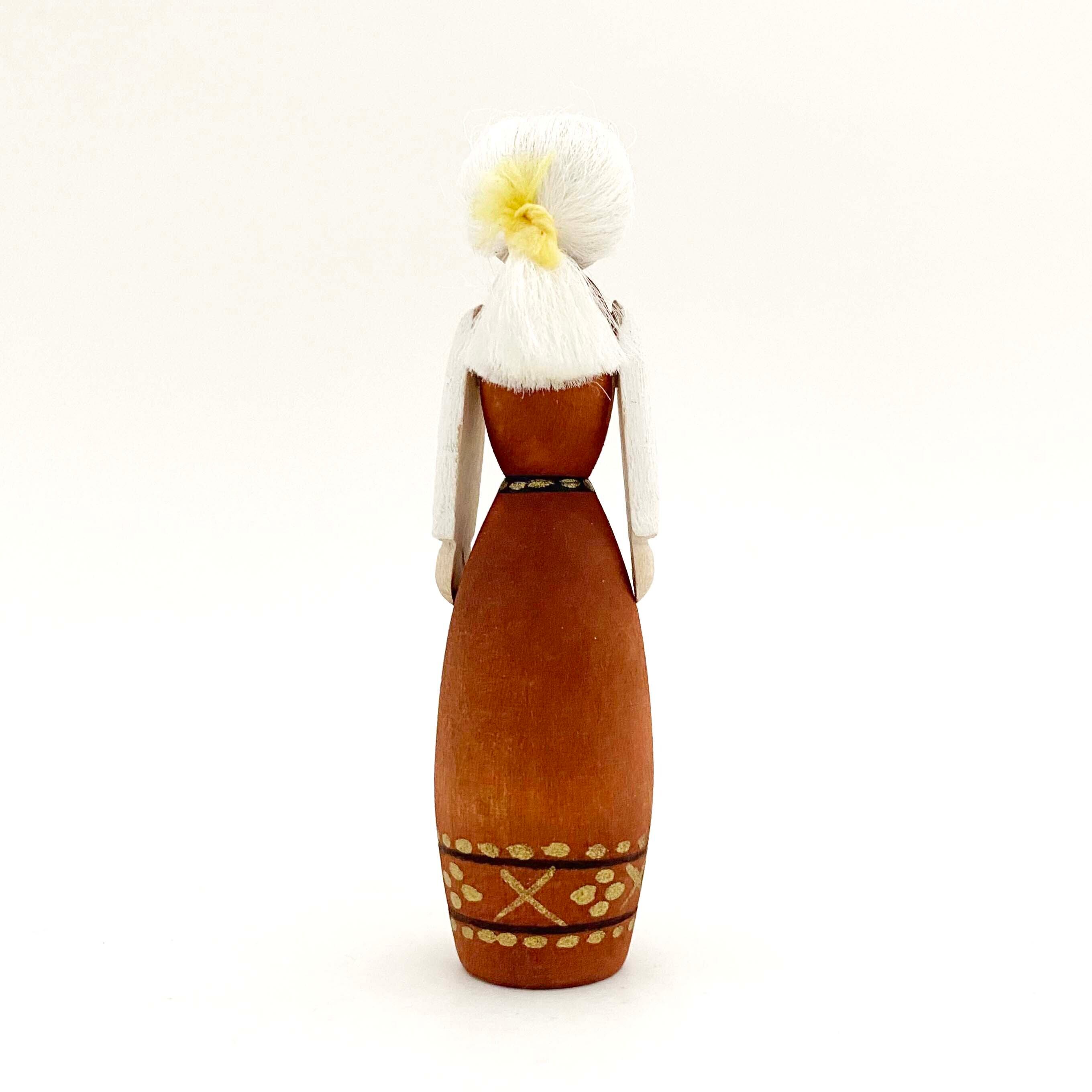 エストニア民族衣装こけし（ウッドバーニング）