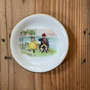 民族衣装な2人の小皿