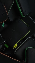 vibram card case (black×clear) with white glowing zip