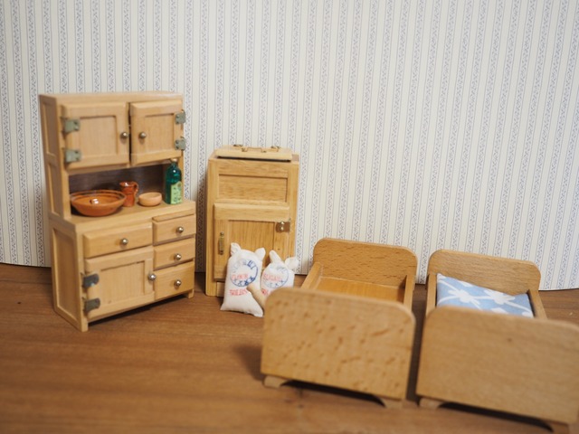 木製　キッチンキャビネット・冷蔵庫・ベッド　4点セット、おまけ小物付き