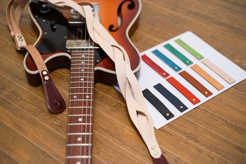 【カラーオーダー】Triad - トライアド -/ 程よい主張の三つ編みギターストラップ