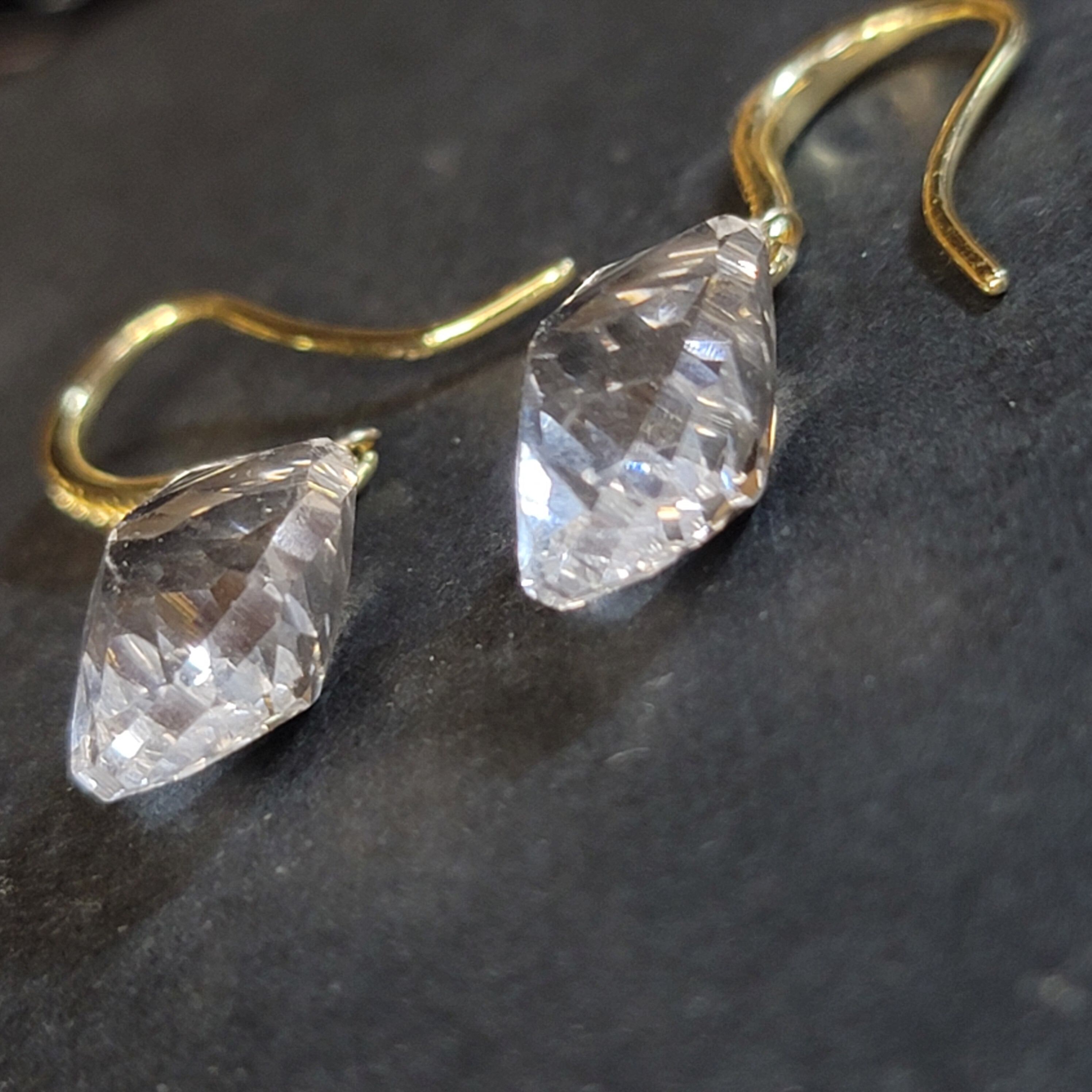 クリスタル ロゼッタコンケーブ 大小 天然石　14kgf クリスタル　ロゼッタコンケーブ　ペアシェイプ　ピアス　ア対応