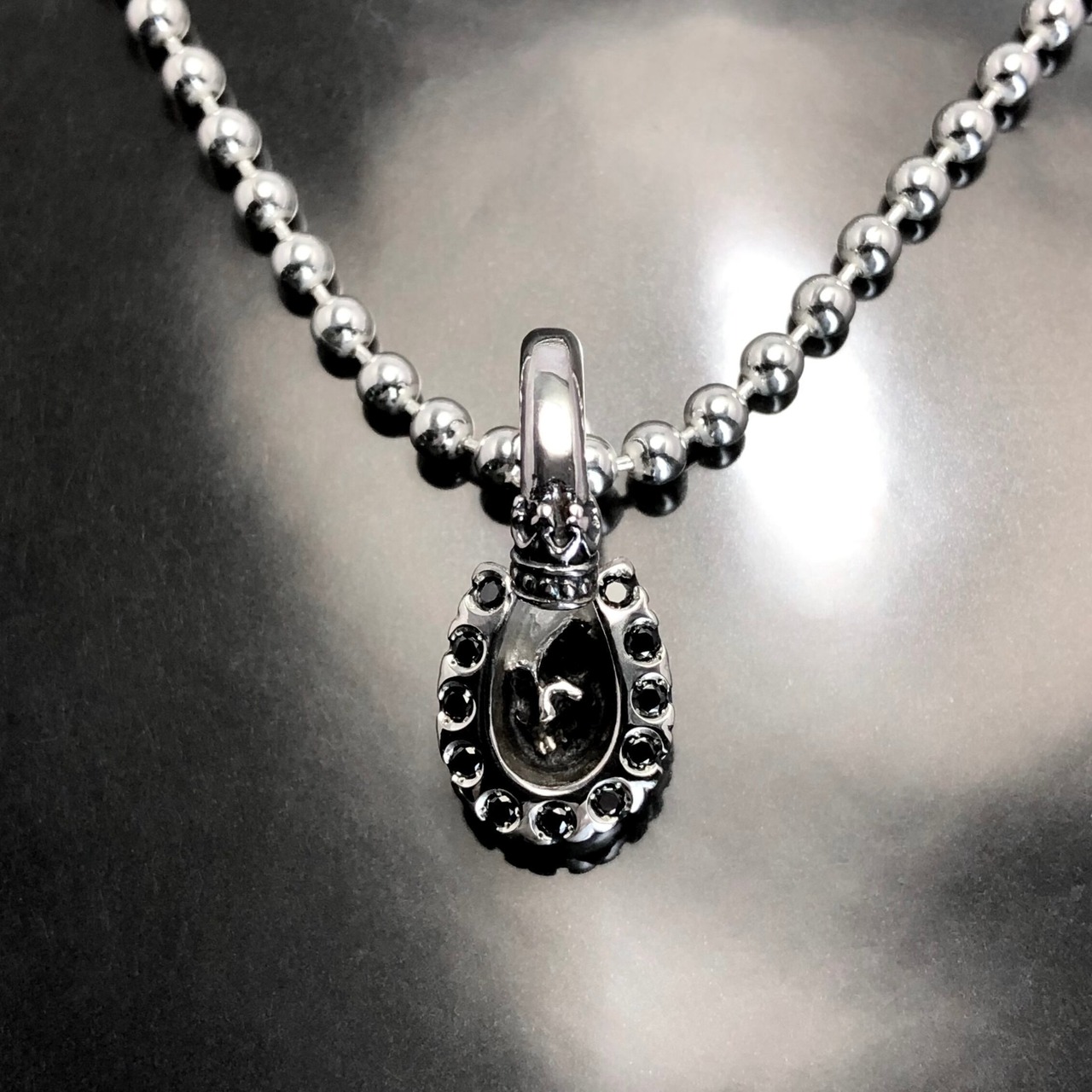 HORSESHOE : C with BLACK DIAMOND PENDANT / ホースシュークラウン・ブラックダイヤモンドペンダント
