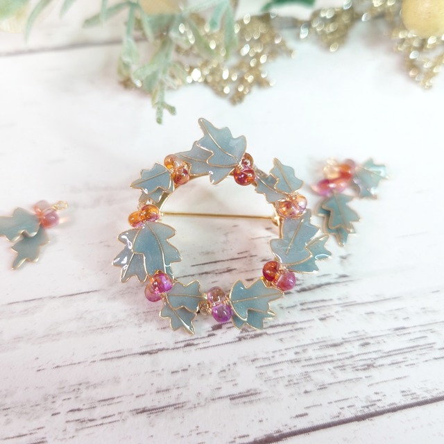ホーリーリースブローチ（緑・グリーン系）ピアス/イヤリング/ディップレジン/ アメリカンフラワー/ワイヤー フラワー/ 柊/ クリスマス/ かわいい/お洒落 /