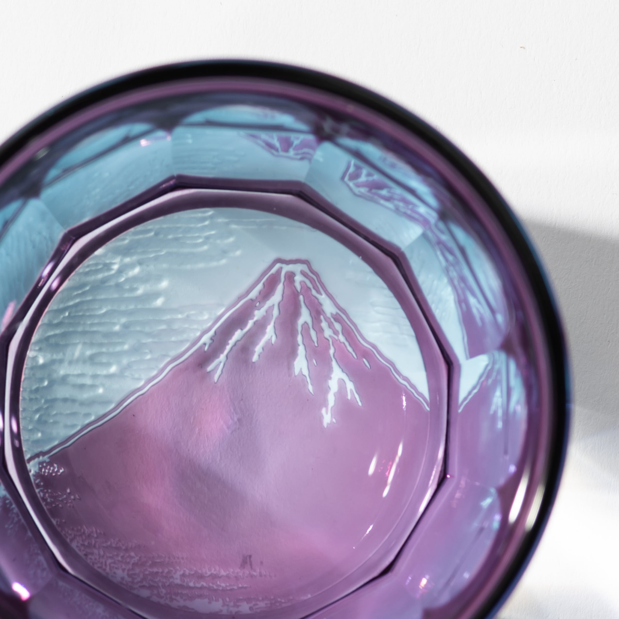 北斎・浪裏（瑠璃×ライトブルー）ぐい呑 | 椎名切子（GLASS-LAB) 江戸