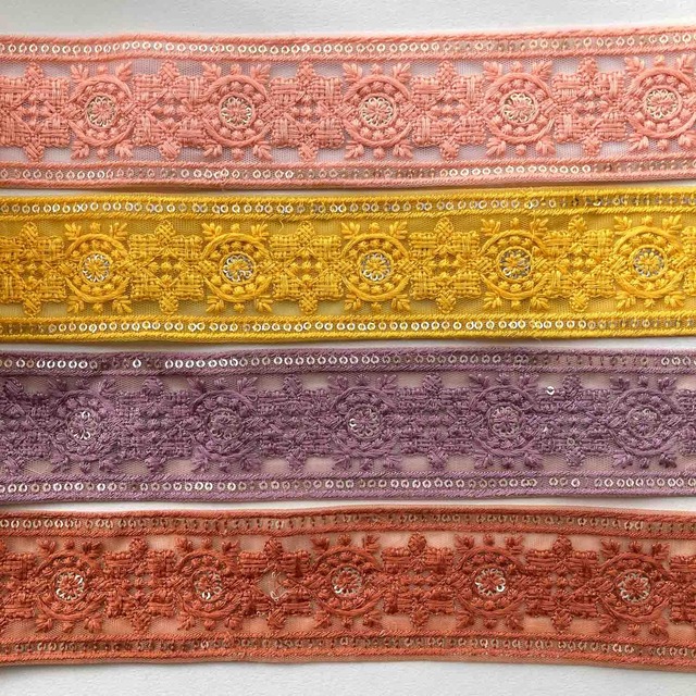 〈最終入荷〉エンブレム風模様のワントーン刺繍レース（1mカット）《黄色・オンライン限定》