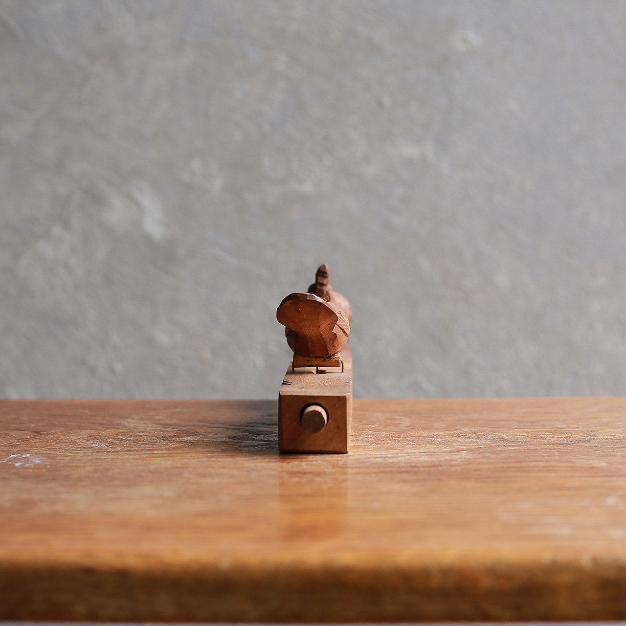 餌をつつき合う、仲睦まじい鳥