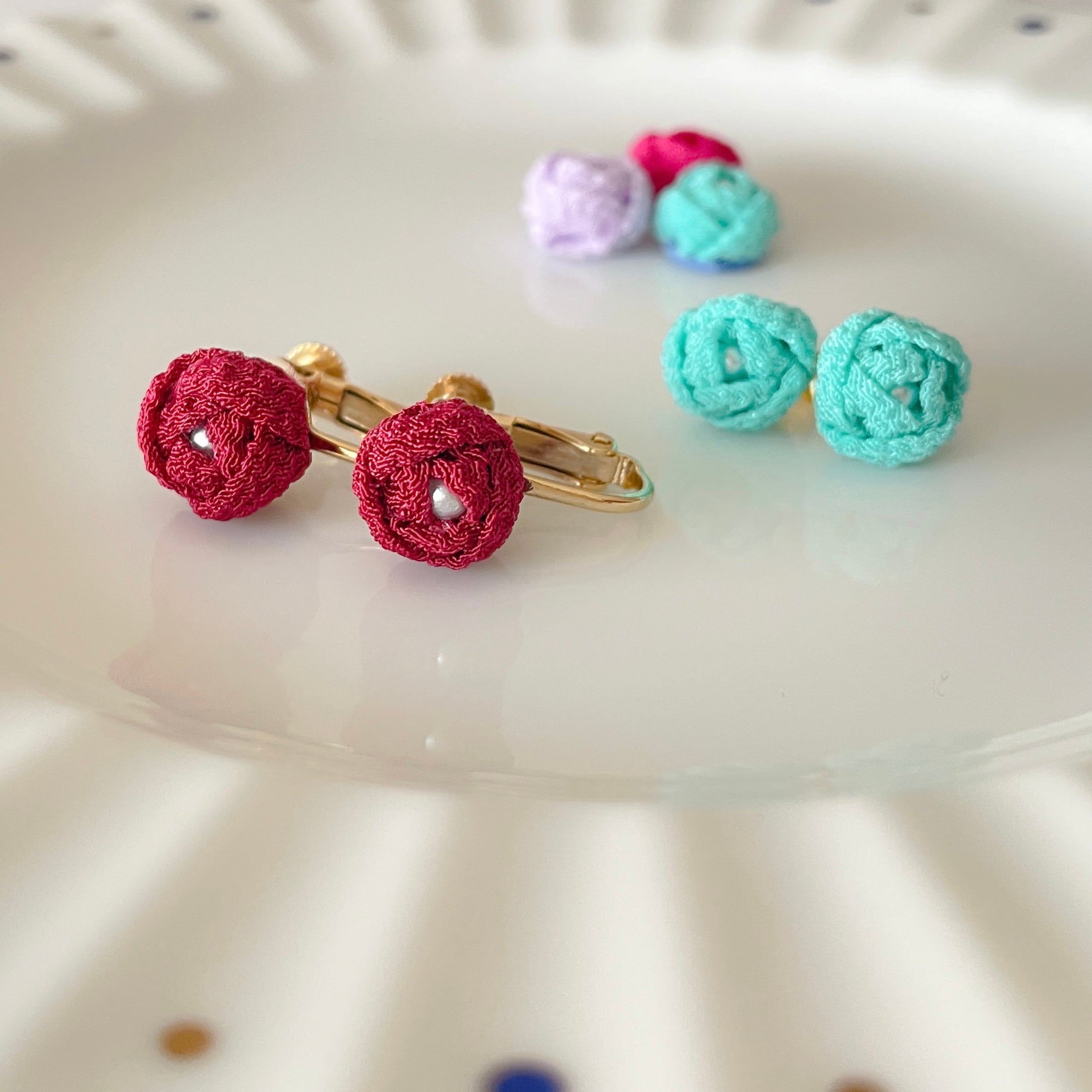 【オーダー】　つまみ細工　ピアス　②ピンク黄丸　半クス　金属アレルギ　 絹 オーダー】 つまみ細工 ピアス ②ピンク黄丸 半クス 金属アレルギ 絹