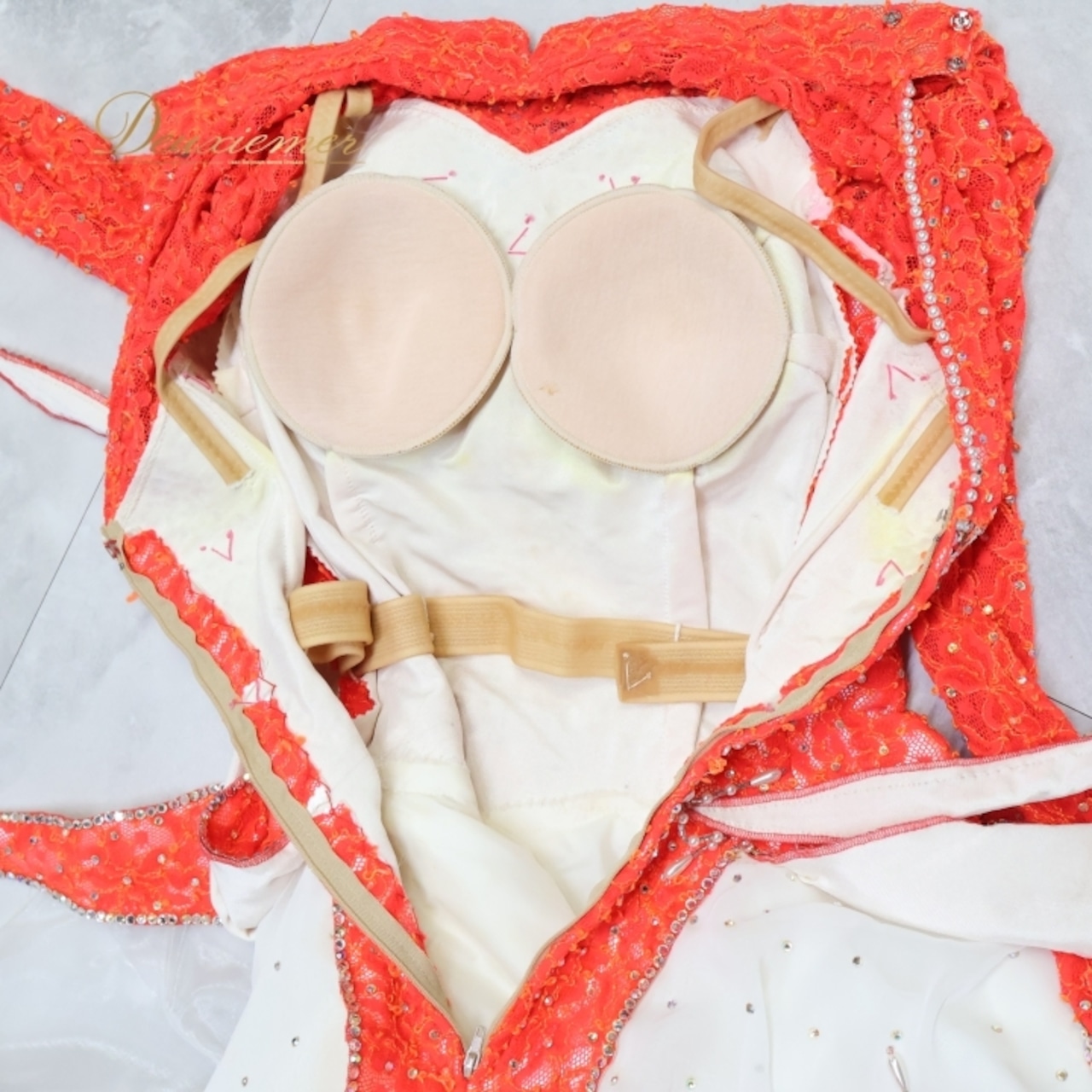 社交ダンス 衣装 スタンダードドレス ワンピース ドレス スタンダード フリル レース デモ 競技 ダンス パーティ 発表会 ボリューム 朱色 赤 白 ホワイト系 レッド系 オレンジ系 可愛い ダンス発表会 ドレスアップ 競技用衣装 女性用ドレス パーティードレス 高級感