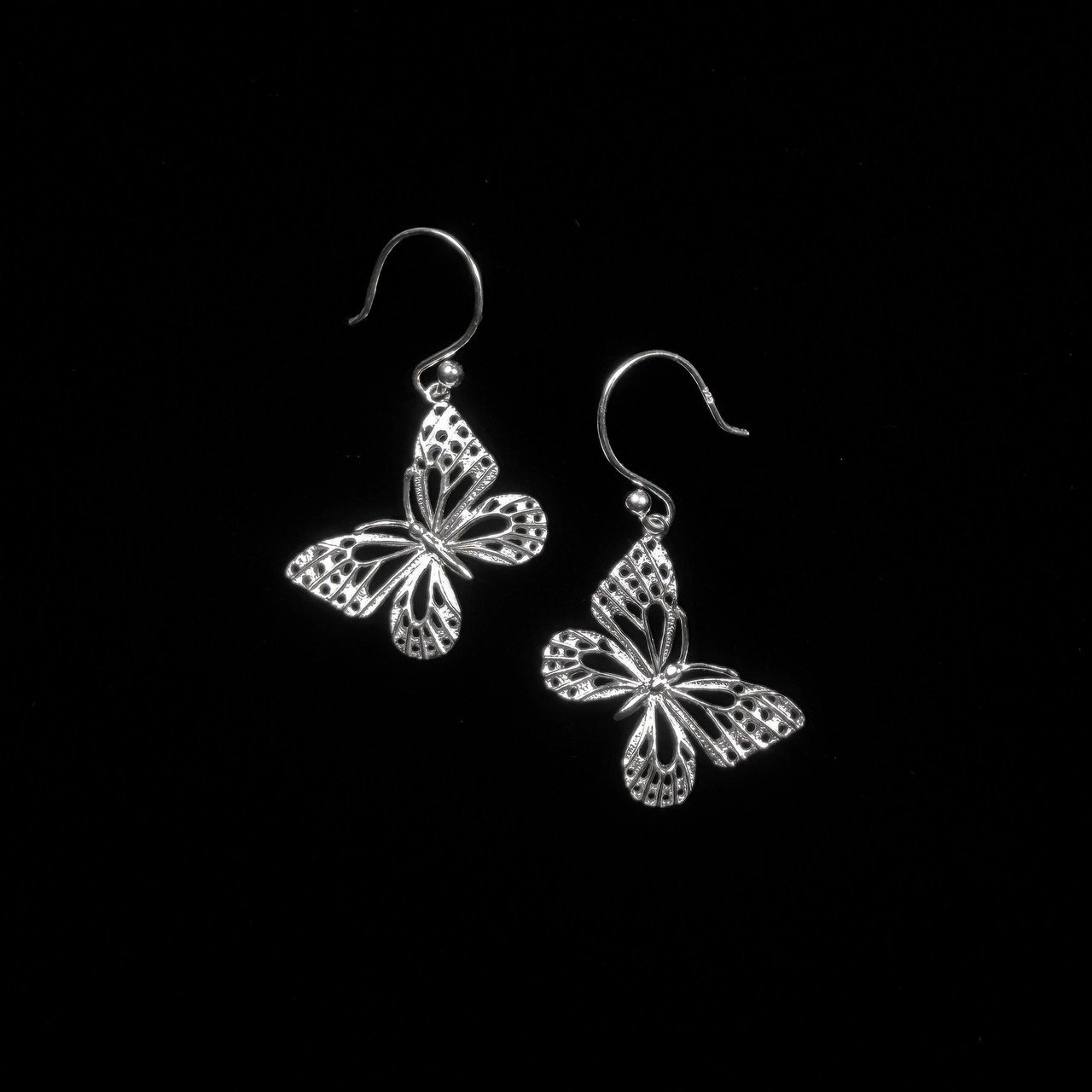 Lina｜リナ 蝶 フックピアス (SV925)  アサギマダラ (M size)