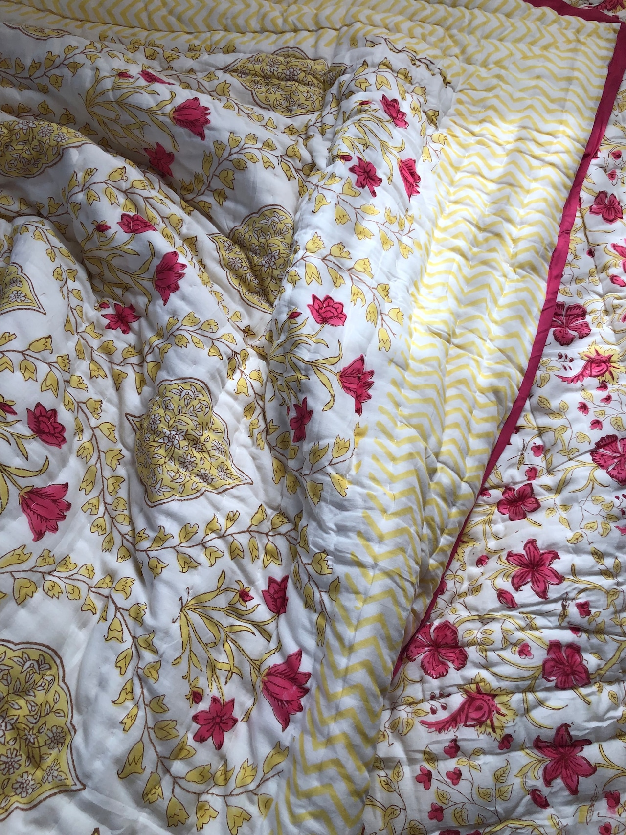レモンイエローと赤い花　シングルサイズ　ブロックプリントキルト　インドのお布団　