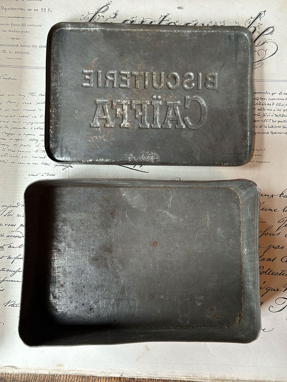 ビスケットの缶 BISCUITERIE CAÏFFA | Brocante de La Cocotte