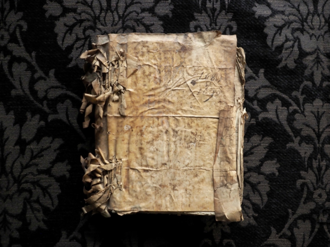オブジェのような古文書の束