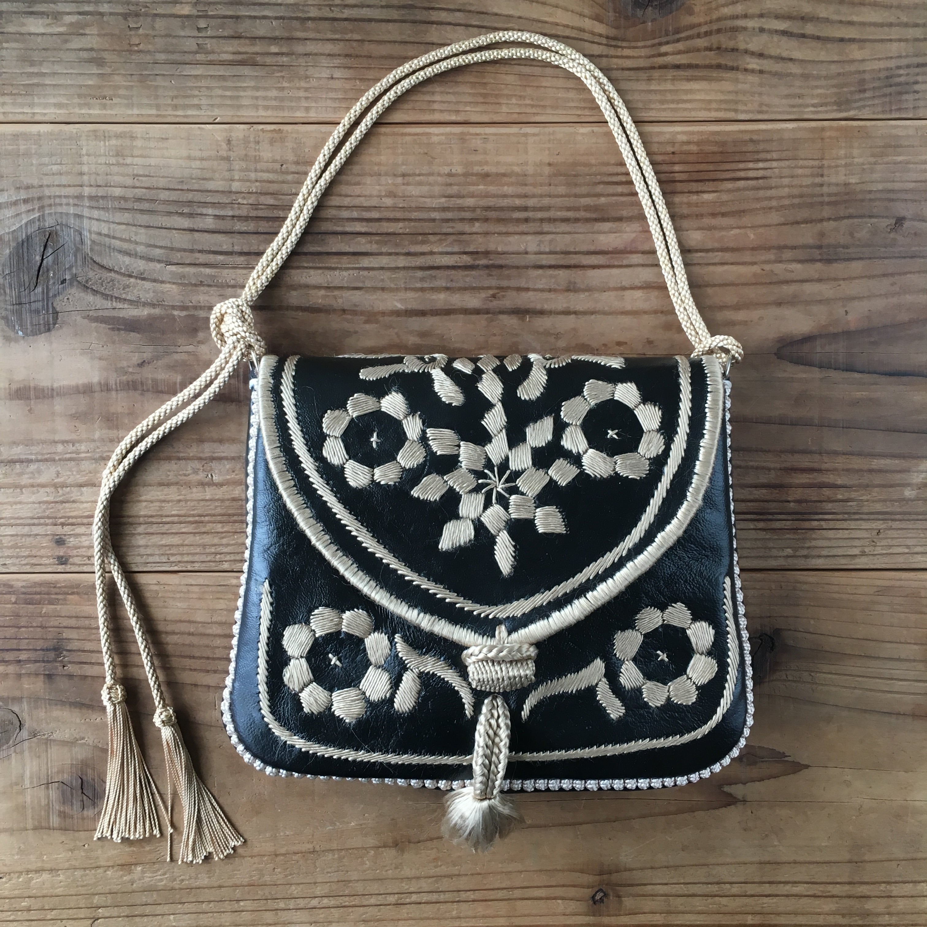 ベルベル刺繍のバッグ マチあり