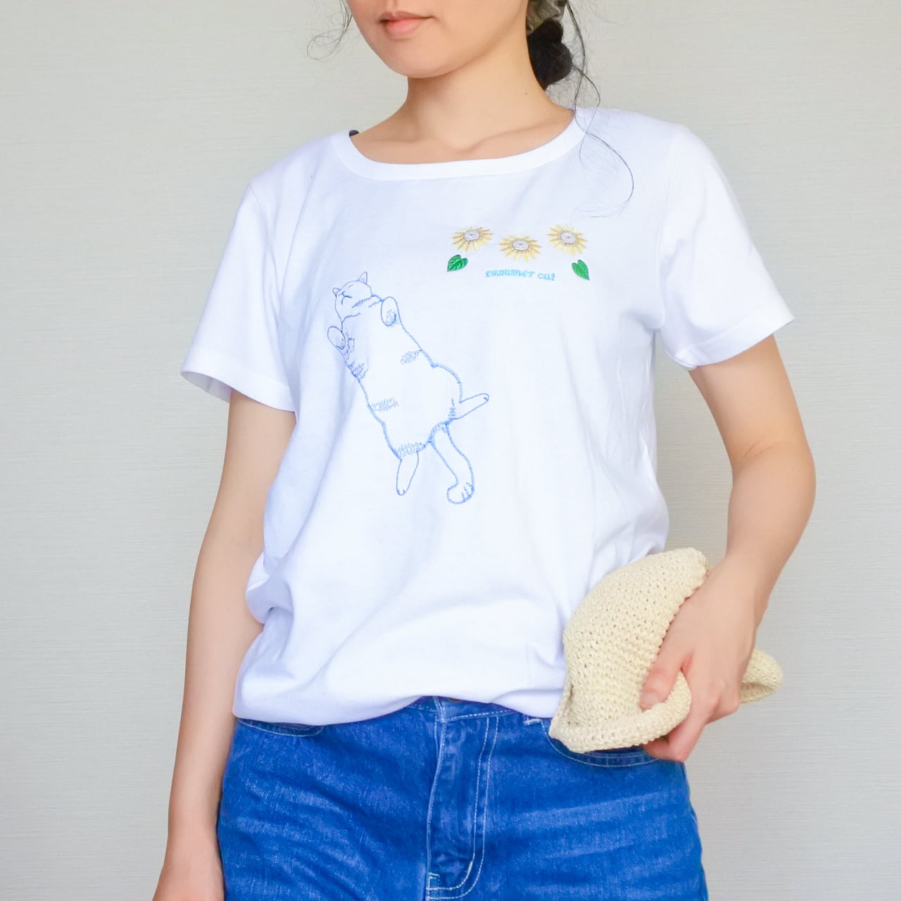 へそ天猫とひまわりの刺繍Tシャツ／白 | コイトネコ