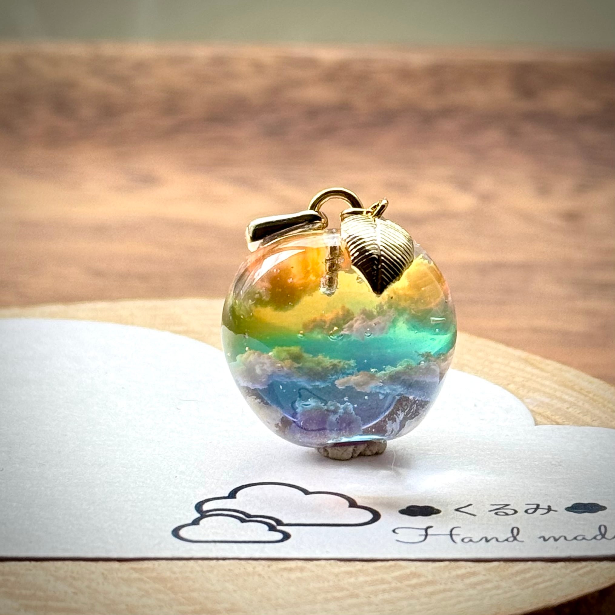 空＆雲ペンダント  りんご型  虹色の空