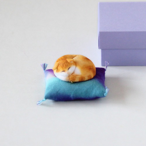 眠り猫のお人形ブローチ【茶白】