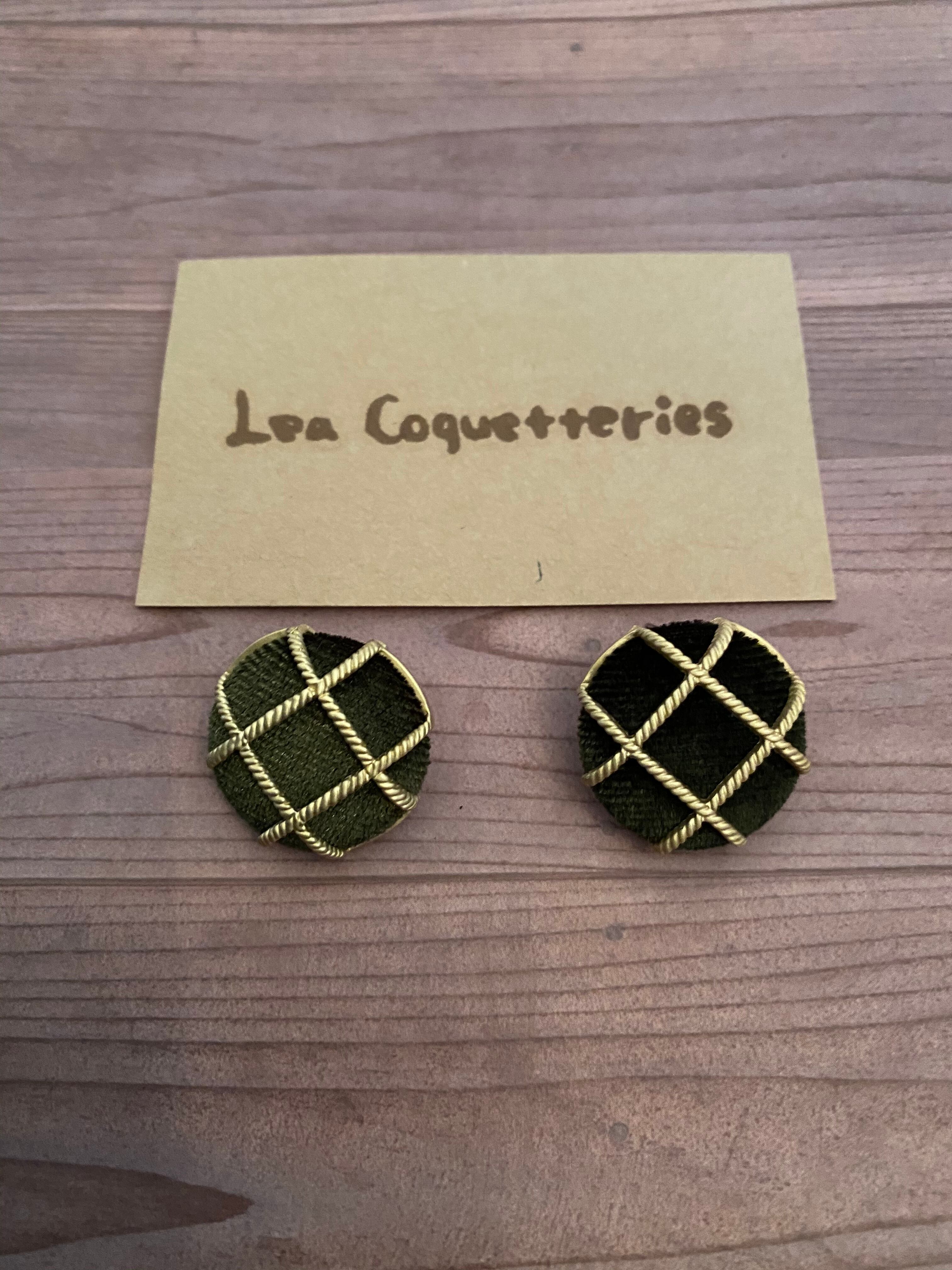 ベルベットマットゴールド枠くるみボタンのピアス | Les Coquetteries