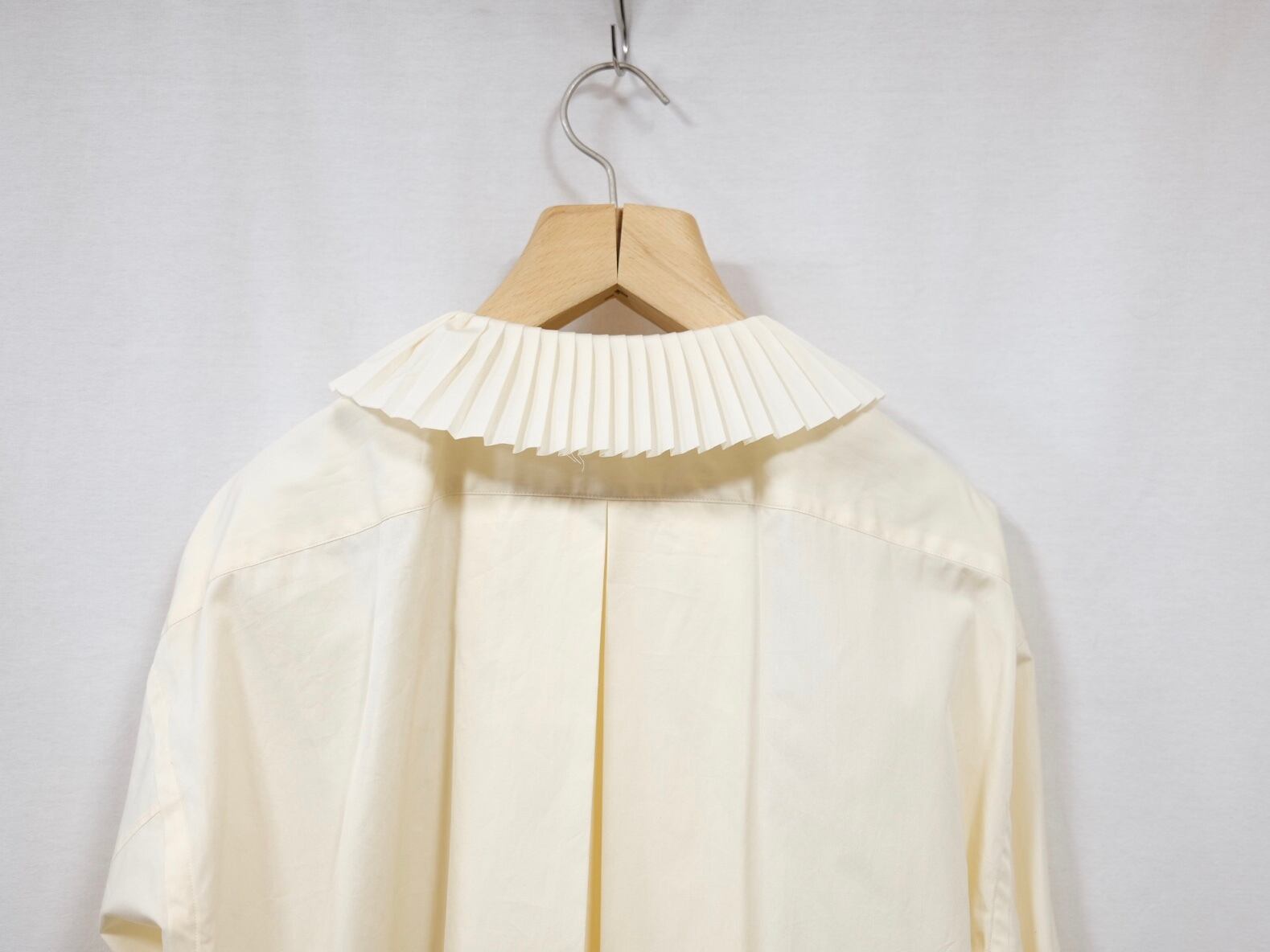 JUN MIKAMI “プリーツカラーシャツ” Cream | Lapel online store
