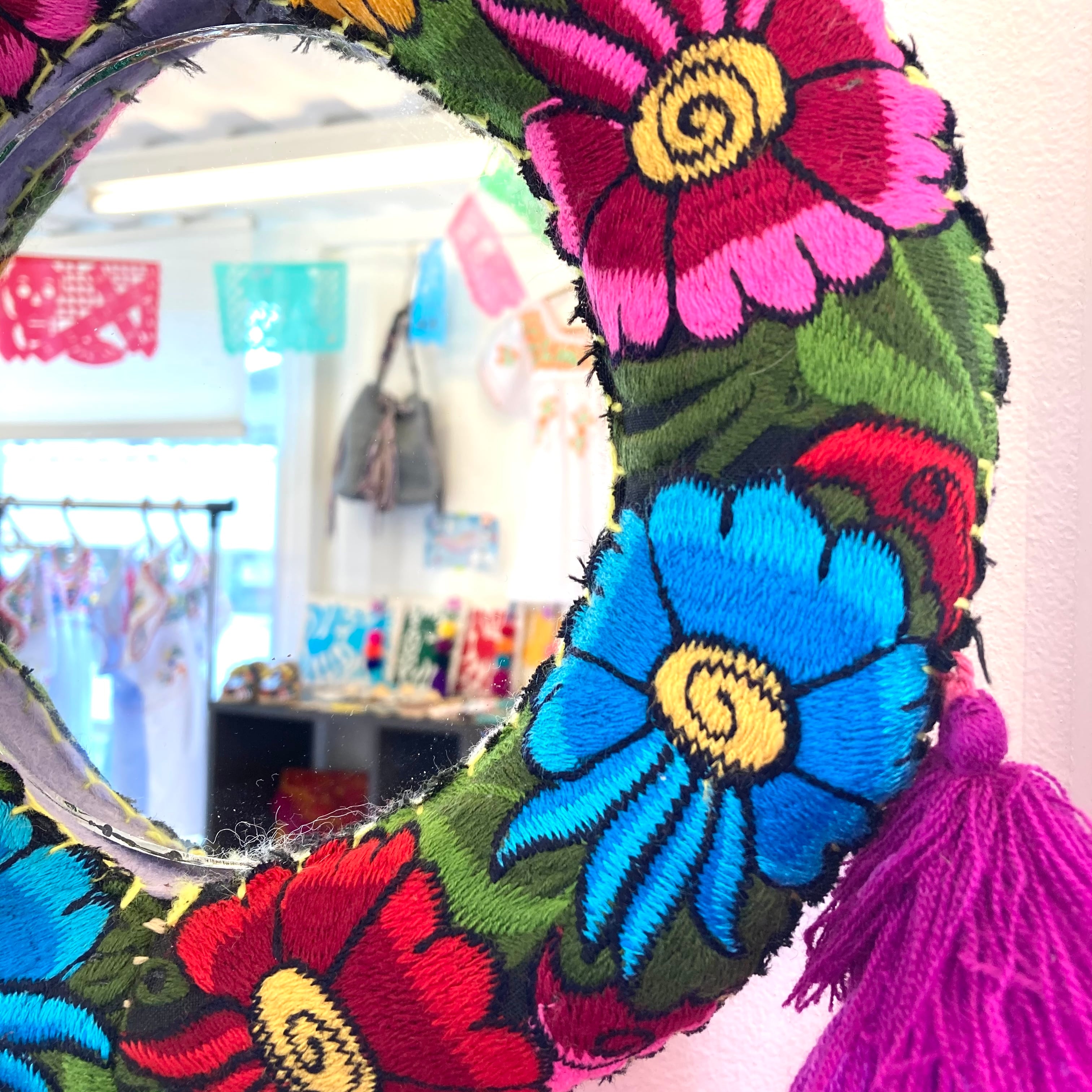 メキシコ 花刺繍の壁掛けミラー | Piñata～心を豊かにするメキシコ雑貨