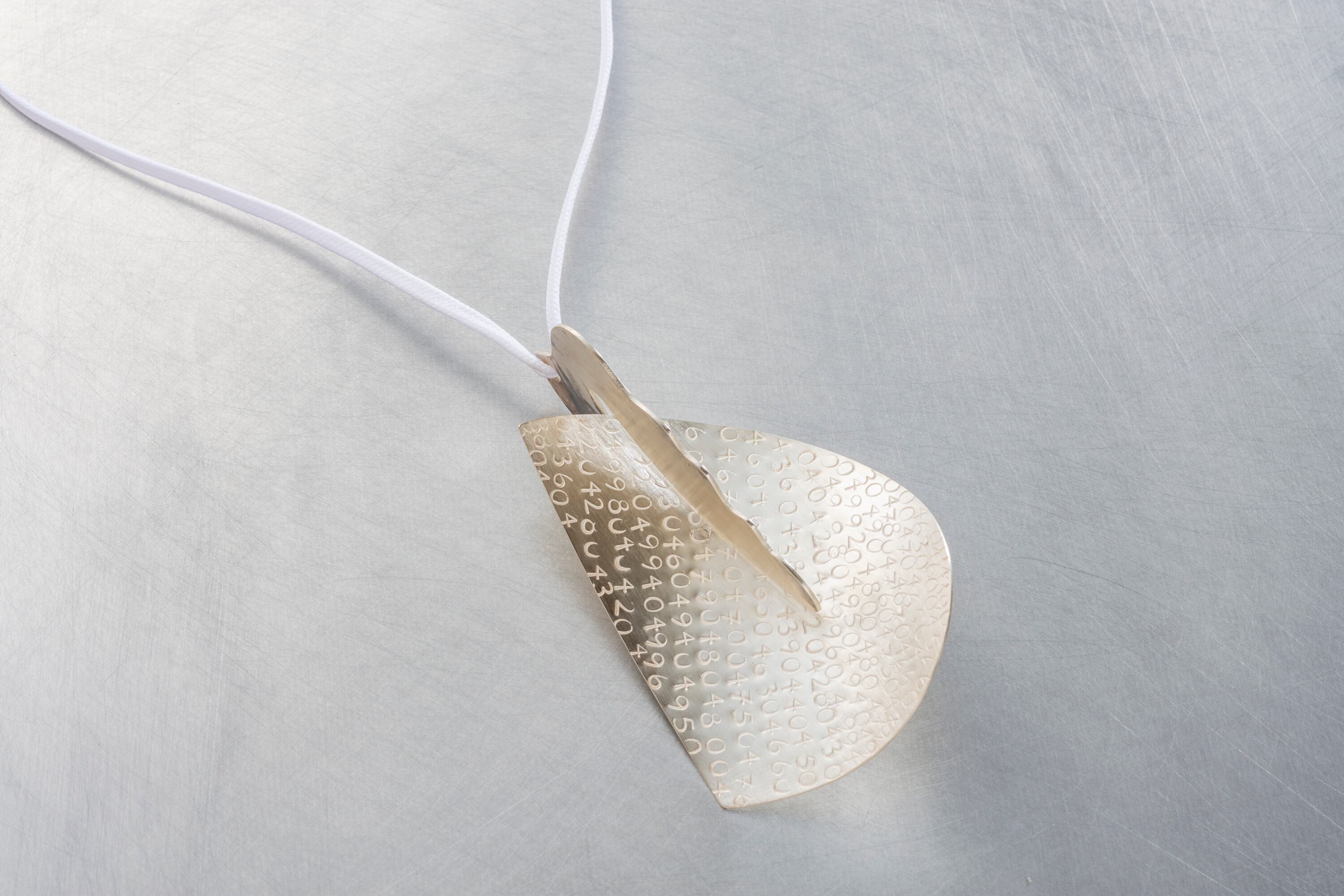 ガラス玉ペンダント♪プルメリア＆カクレクマノミ♪ プルメリアとカクレクマノミのとんぼ玉ガラスペンダント | iichi